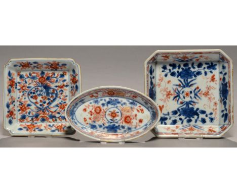 A CHINESE IMARI OVAL DISH OR SPOON TRAY AND TWO SHAPED SQUARE DISHES, EARLY18TH C&nbsp; decorated with flowers 13-16cm l Ligh