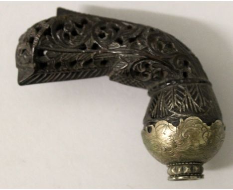 A 19TH CENTURY CARVED & PIERCED HORN HANDLE FOR AN INDONESIAN KRIS DAGGER, decorated with designs of scrolling foliage, 3.3in