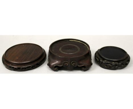 A GOOD QUALITY 19TH CENTURY CHINESE CARVED HARDWOOD STAND, to support a vase with a foot rim no greater than 2.9in, supported