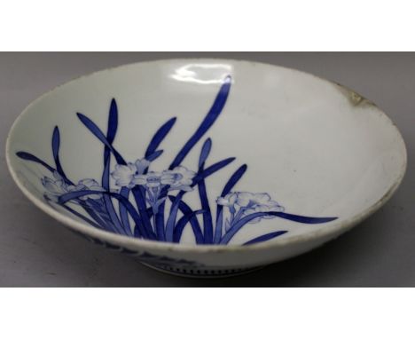 AN EARLY 20TH CENTURY JAPANESE NABESHIMA PORCELAIN DISH, the interior painted with leaf-stemmed flowers, the foot with a comb