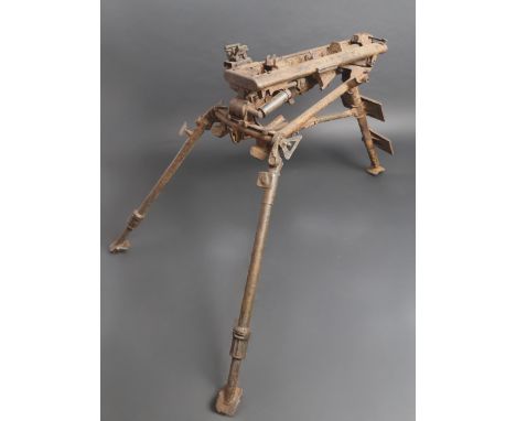 Rare Lafette MG 42 ajustable Gebirgsjager. Structure tubulaire en metal. Reste de peinture jaune sable a 40%. Les pieds teles