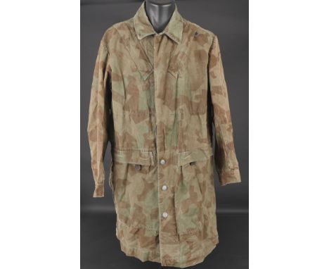 Blouse de parachutiste allemand, du modele en toile camoufle eclat, tous ses boutons sont presents, certains sont meme toujou