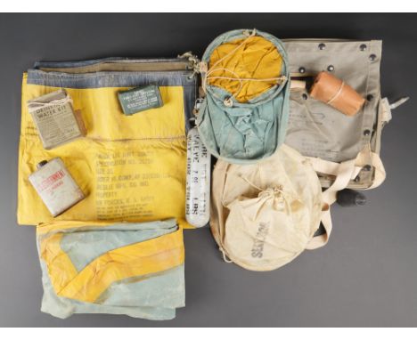 Canot de survie USAAF. Comprenant un flacon en metal, avec son bouchon et complet, marque US Government Sea Marking. Une boit