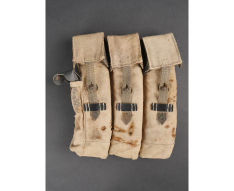 Porte chargeur MP 44. En forte toile beige, et cuir noir. Toutes les sangles de fermeture sont presentes, et en toile Feldgra