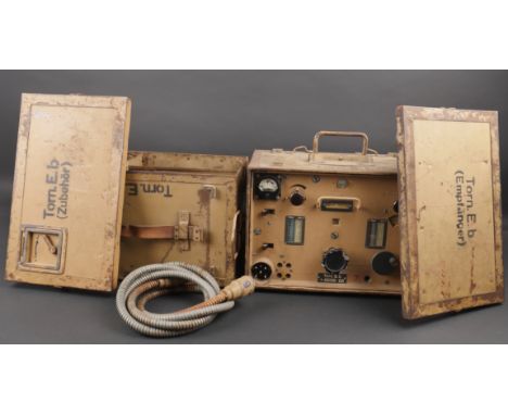 Postes radio Torn EB. Comprenant un premier boitier en metal, couleur jaune sable a 80%. Poignees de transport en epais cuir 
