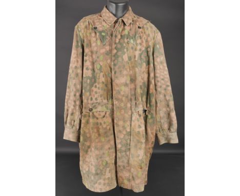 Exceptionnel blouse de saut de la Waffen SS. En toile camoufle petit pois. Tous les boutons sont presents et en couleur d ori