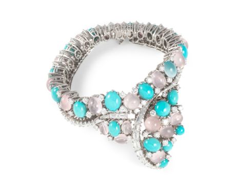 MOVADO: MONTRE BRACELET DE DAME '1001 NUITS' QUARTZ ROSE, TURQUOISES ET DIAMANTS, 1969Le bracelet articulé serti de cabochons