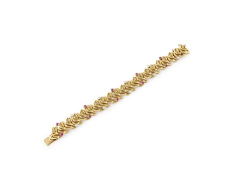 BOUCHERON: BRACELET RUBIS ET DIAMANTS, CIRCA 1960Formant un feuillage stylisé, la succession de maillons ajourés, articulés e