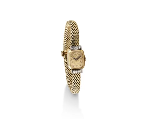 BOUCHERON: MONTRE BRACELET DE DAME DIAMANTS, CIRCA 1950Le boîtier de forme rectangulaire avec un cadran à fond guilloché, acc