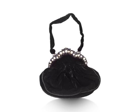 BUCCELLATI: SAC DU SOIR PERLES DE CULTURE, SAPHIRS, SOIE ET VELOURSLe sac de velours noir avec un intérieur de soie, le fermo
