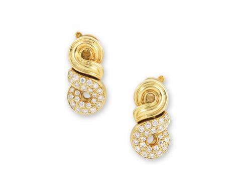 BOUCHERON: PAIRE DE CLIPS D'OREILLES DIAMANTS, CIRCA 1985Chacun formant des volutes godronnées, partiellement serti de diaman