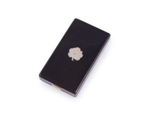 BOUCHERON: POUDRIER ÉMAIL ET DIAMANTS, CIRCA 1925De forme rectangulaire, orné d'émail noir, décoré d'une fleur et d'un fermoi