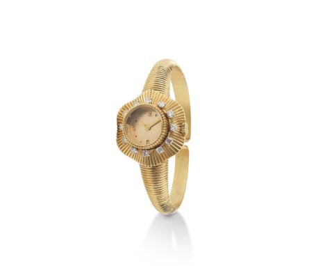 BOUCHERON: MONTRE DE DAME DIAMANTS, CIRCA 1954Le boîtier de forme rayonnante, accentué de douze diamants de taille brillant, 