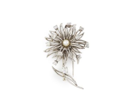 MONTURE BOUCHERON: BROCHE CLIP PERLE DE CULTURE ET DIAMANTS, CIRCA 1960Formant une fleur stylisée, le pistil orné d'une perle