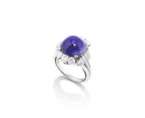 MONTURE BOUCHERON: BAGUE SAPHIR ET DIAMANTSLe cabochon de saphir pesant 11.87 carats dans un entourage de diamants de taille 