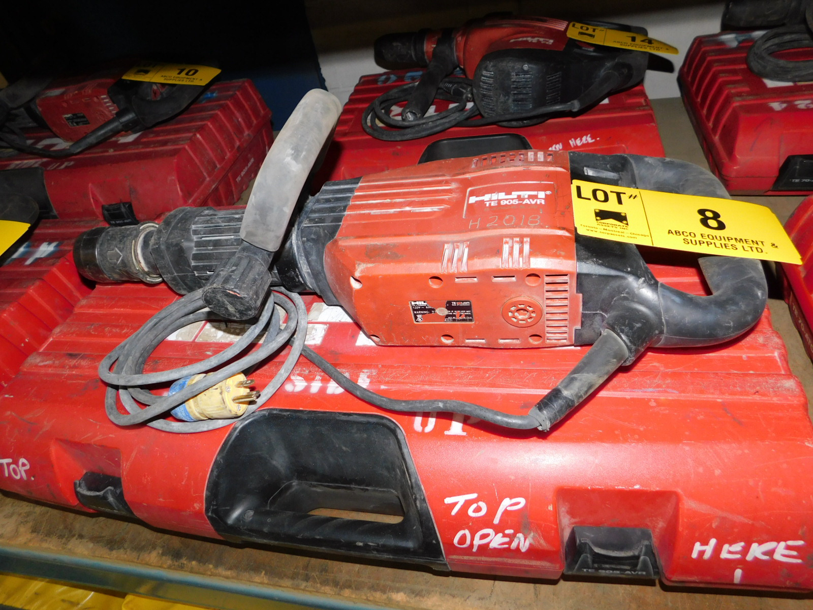 HILTI TE905AVR DEMOLITION HAMMER WITH CASE