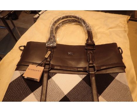Ladies fashion handbag with dustcover. P&amp;P Group 2 (£18+VAT for the first lot and £3+VAT for subsequent lots) 