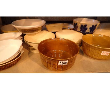 Selection of decorative ceramic dishes. Not available for in-house P&amp;P, contact Paul O'Hea at Mailboxes on 01925 659133 