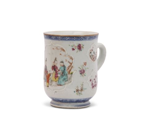 18th century Qianlong Chinese porcelain period tankard decorated with a central cartouche of Chinese family surrounded by flo