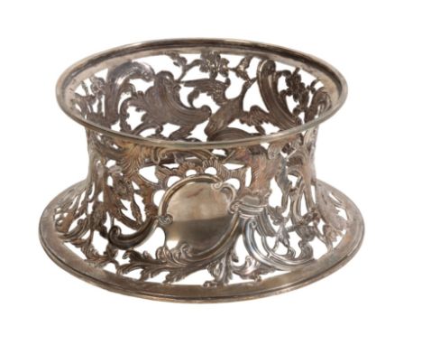 AN IRISH EARLY 20TH CENTURY SILVER POTATO RING by West and Son, Dublin, 1907, of typical form, decorated with stylised people