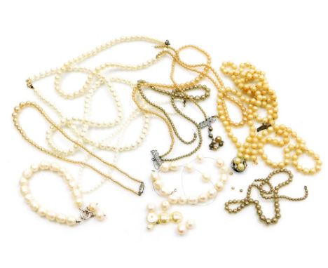 Pearl necklaces and loose beads, including fresh water baroque seed and simulated pearls. (a quantity)