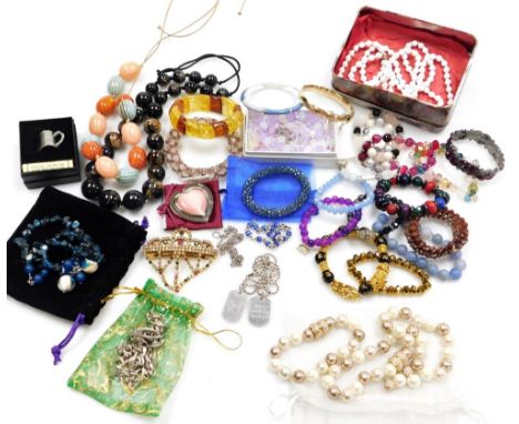 Costume jewellery, including a simulated two coloured pearl necklace and earrings, glass beads, hair ornament, bracelets, etc
