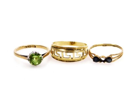 A gold and pale green gem stone set solitaire ring, possibly a peridot, size K, 9ct gold and sapphire three stone ring, one s