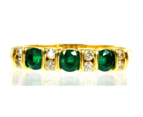 A EMERALD AND DIAMOND HALF HOOP RING, 18CT GOLD, SIZE K, 2.5G