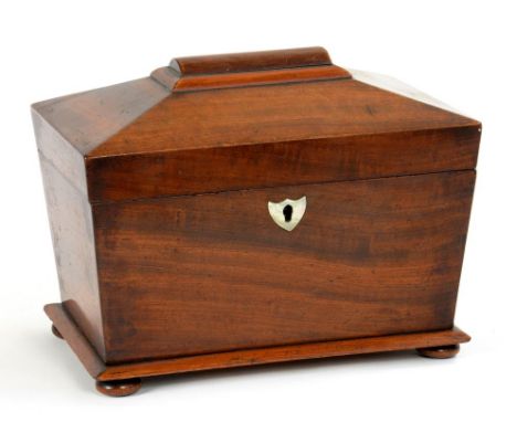 A VICTORIAN MAHOGANY TEA CADDY OF SARCOPHAGUS SHAPE, WITH FITTED INTERIOR, 22CM W