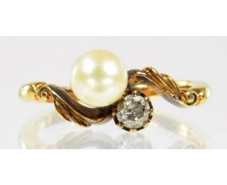 A CULTURED PEARL AND DIAMOND CROSSOVER RING IN GOLD, MARKED 18CT 5N, 3.2G
