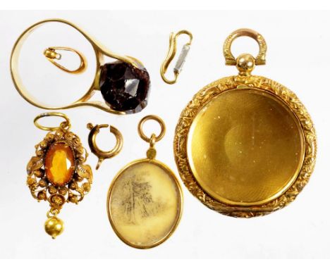 A VICTORIAN GOLD LOCKET, ENGINE TURNED, A GARNET RING IN GOLD, ETC