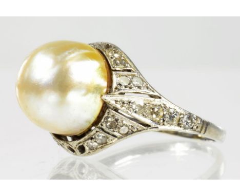 A CULTURED PEARL AND DIAMOND RING, UNMARKED, SIZE K, 6.4G