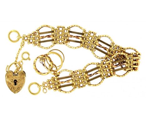 A 9CT GOLD GATE BRACELET WITH PADLOCK AND THREE SMALL GOLD RING CHARMS, 25.5G