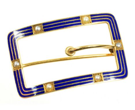 A SPLIT PEARL SET GOLD AND BLUE ENAMEL BUCKLE SHAPED BROOCH, MARKED 14K, 3.7G