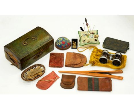 AN EARLY 19TH CENTURY TOOLED GREEN LEATHER COVERED WOOD BOX, WITH BRASS HANDLE AND LOCK PLATE, 19.5CM W, A PAIR OF MOTHER OF 