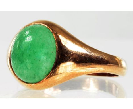 A 9CT GOLD RING SET WITH A JADE EN CABOCHON, SIZE Y, 7.7G
