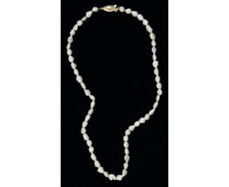 A FRESHWATER PEARL NECKLET WITH GOLD CLASP, MARKED 14K 585