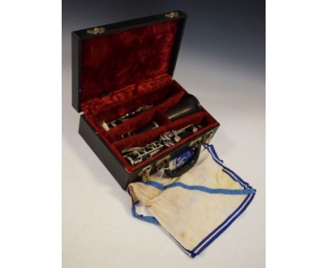 Besson Bakelite and rosewood clarinet, Embassy Model, cased   Condition: 