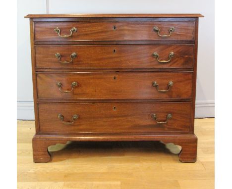 Mid to late 18th Century mahogany chest of drawers, comprising of four long graduated drawers with oak lining, drop brass han