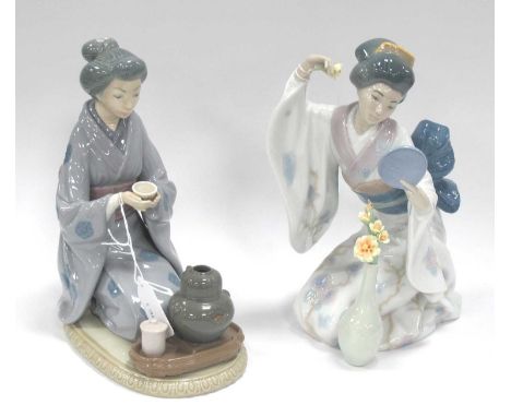 Lladro figurines Japanese girl serving tea together with Geisha 'Mirror Mirror' tallest 24cm high. (2)Some very light glue re