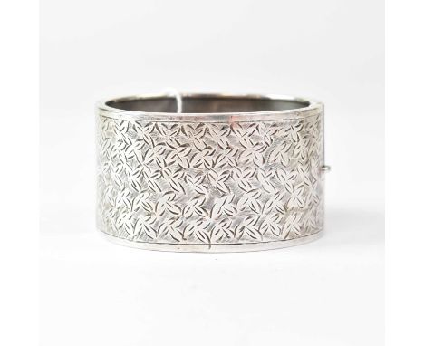 A hallmarked silver hinged bracelet with engine turned decoration, Korean &amp; Co Ltd, Birmingham 1939, approx. 1.4ozt.
