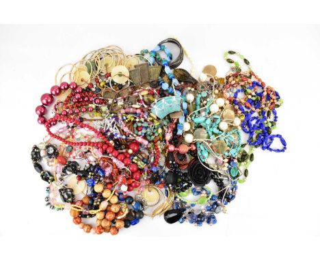 A quantity of mixed vintage and modern costume jewellery, to include rings, brooches, necklaces, etc.