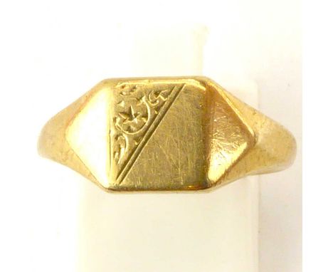 A 9ct gold gentlemen's vintage signet ring with half diagonal floral pattern, size K, approx. 3.5g.