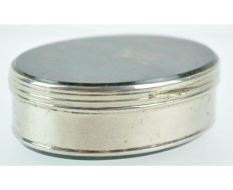 A white metal oval snuff box with moss agate top and base, 6cm wide