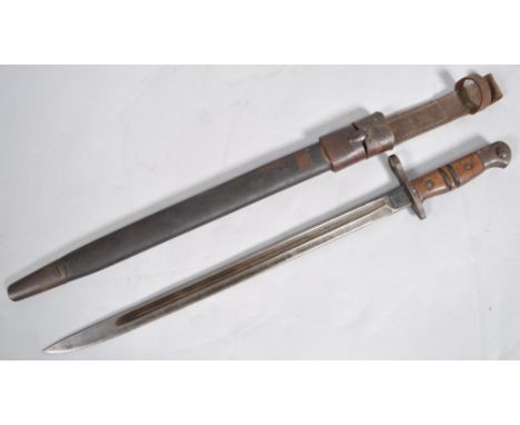 A WWI First World War British 1913 P13/14 Remington Lee Enfield rifle bayonet having a ribbed wooden grip, steel pommel with 