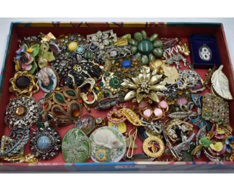 A tray of costume brooches of various forms including ceramic, horn, diamante etc