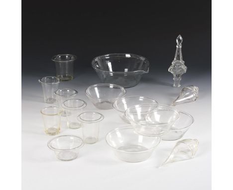 16 Teile Formglas. Überwiegend 1. H. 19. Jh.             Farbloses Glas.             1 Schüssel (Ø 24 cm), 5 Schalen (Ø 14,5-