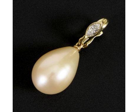 Klippanhänger mit Zuchtperle und Diamant.             Gelbgold 585 gestempelt. Diamant ca. 0,17 ct/TW-G/si. Zuchtperle 16,6 x