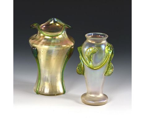2 Jugendstil-Vasen. Kralik. Wilhelm Kralik Sohn, Eleonorenhain, um 1900.             Farbloses und grünes Glas, irisiert. H 1