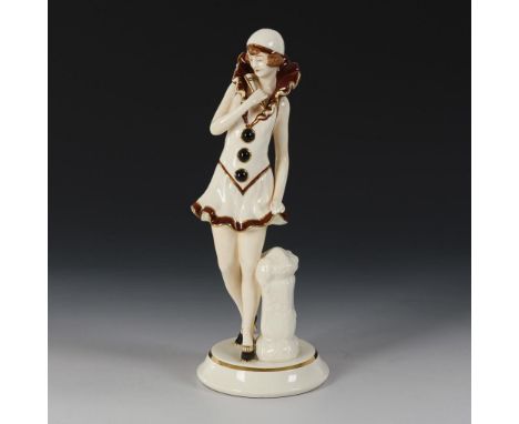 Art-déco-Dame mit Fächer. Royal Dux. Stempelmarken. Um 1920/30. Modell-Nr. 14101.             Steingut, farb- und goldstaffie